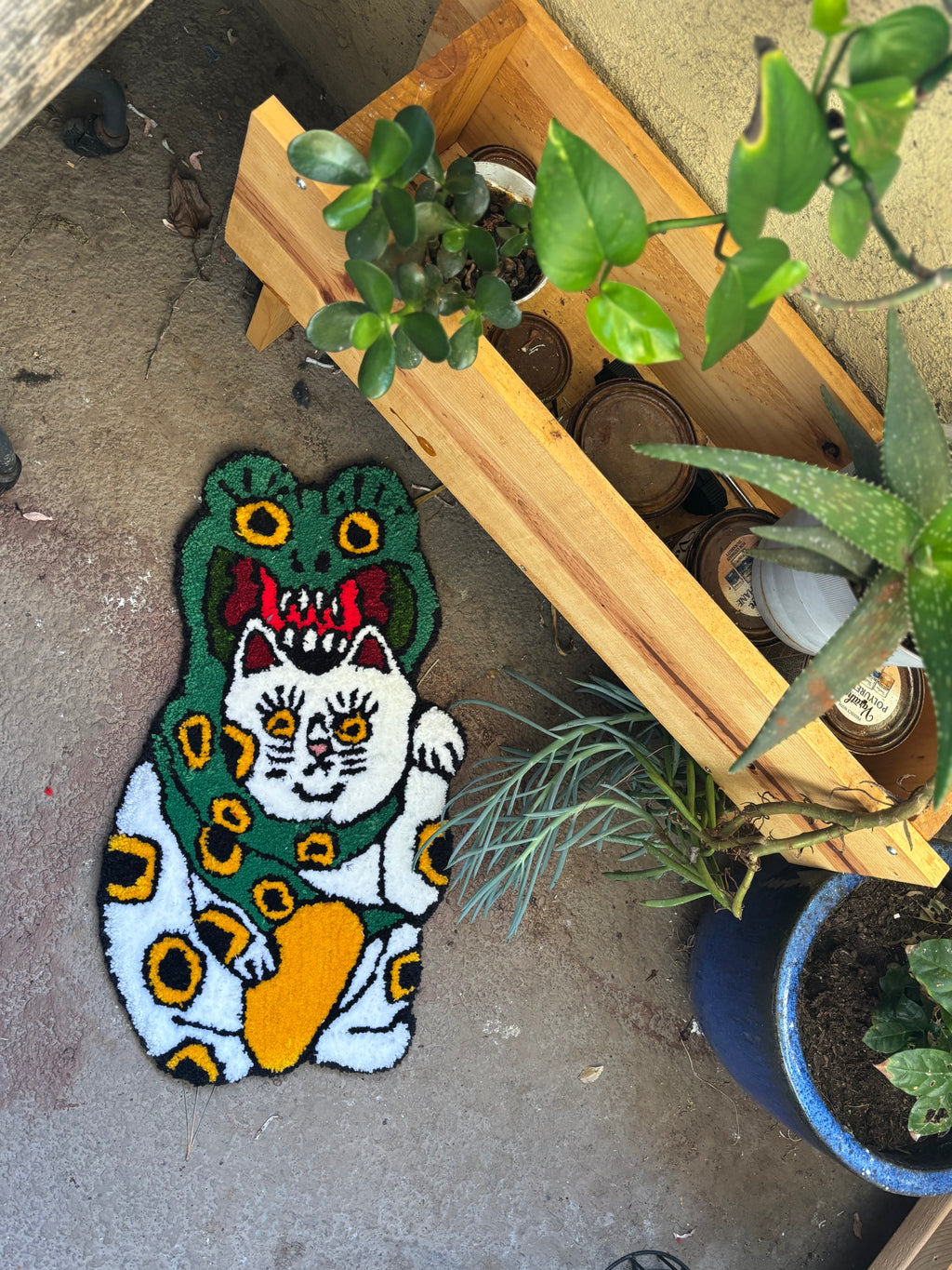 Maneki-neko with large coin