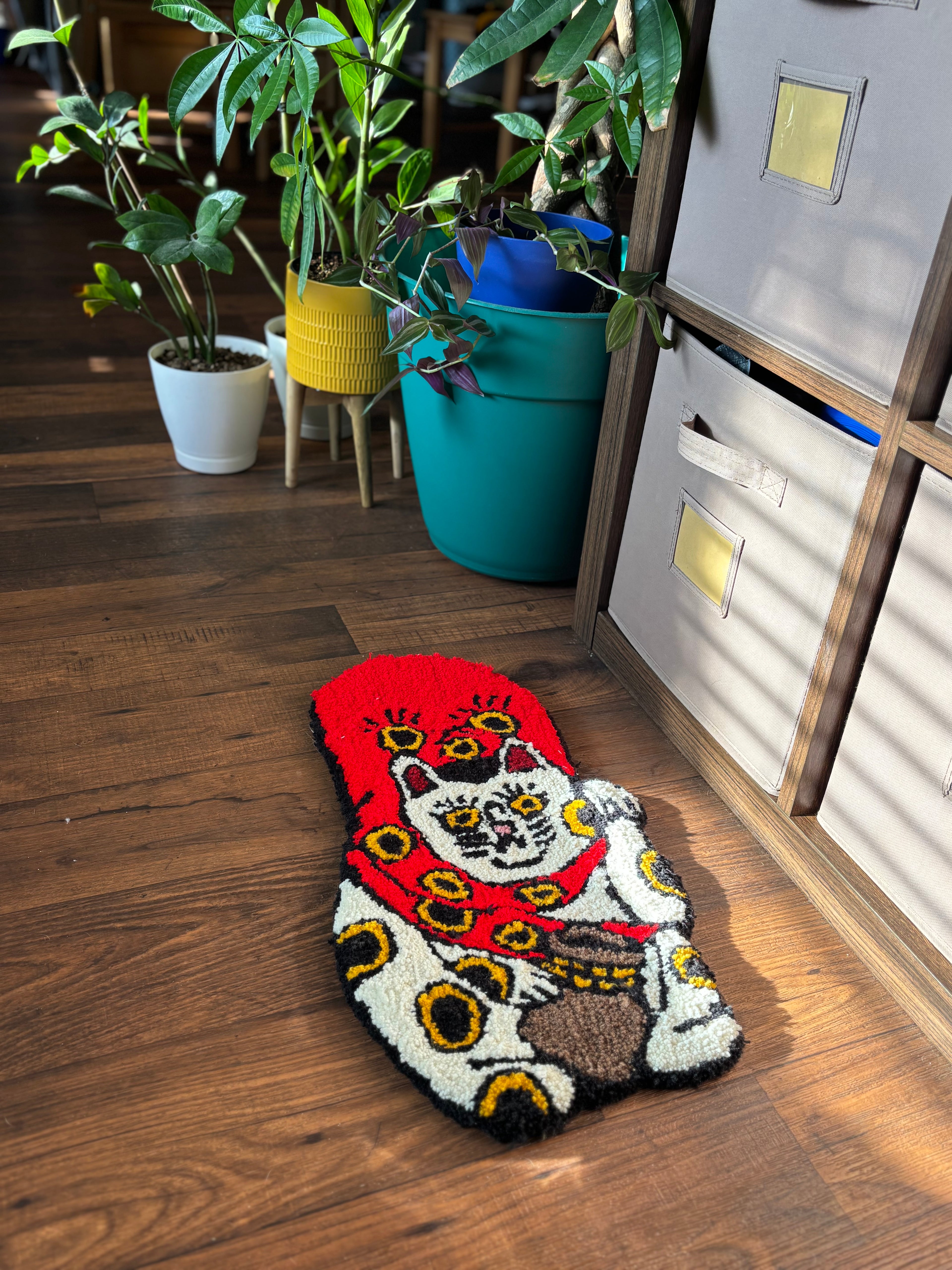 Maneki-neko with coinbag