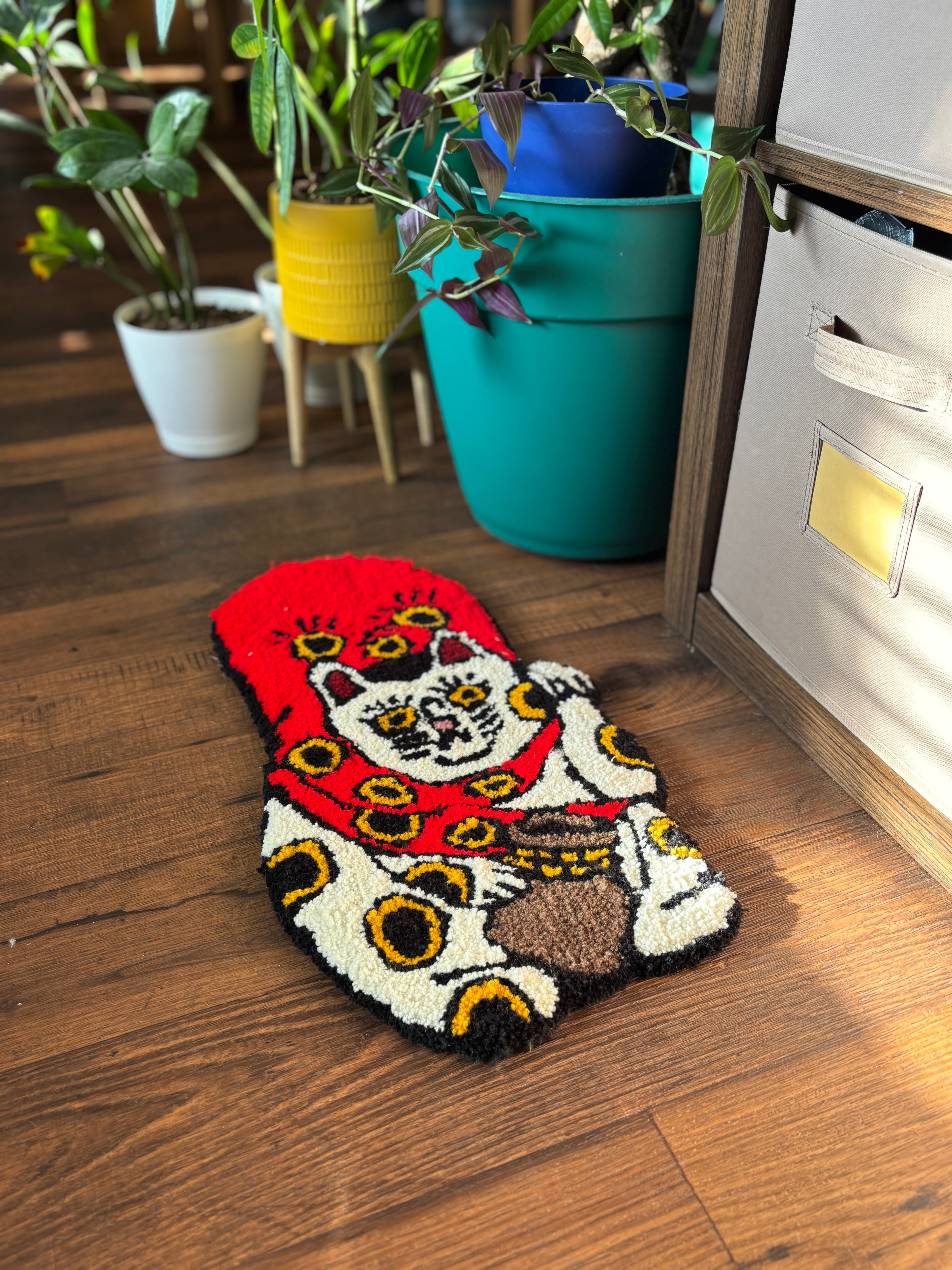 Maneki-neko with coinbag